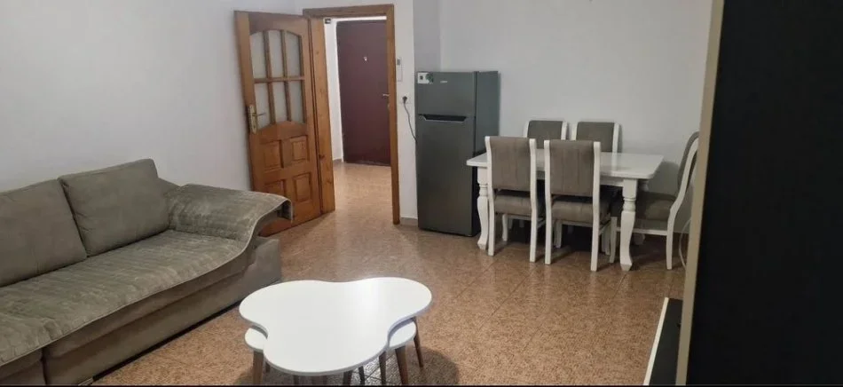 Tirane, jepet me qera apartament 1+1+Ballkon Kati 4, 65 m² 450 € (ALI DEMI)