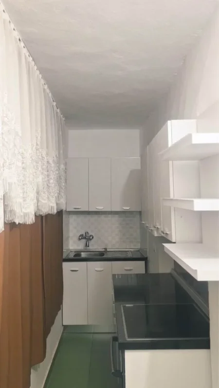 Tirane, jepet me qera apartament 1+1+Ballkon Kati 4, 65 m² 450 € (ALI DEMI)