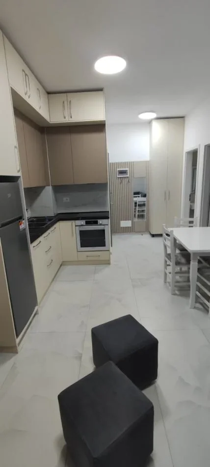 Tirane, jepet me qera apartament 1+1 , 65 m² 400 € (Kompleksi OXA)