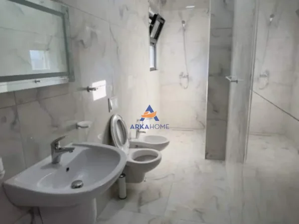 Tirane, jepet me qera apartament 2+1+Ballkon Kati 8, 80 m² 