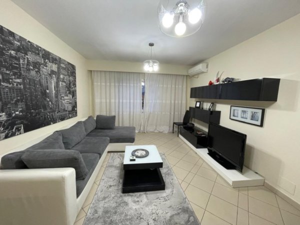 Tirane, jepet me qera apartament 1+1 Kati 4, 65 m² 500 € (Spaku)