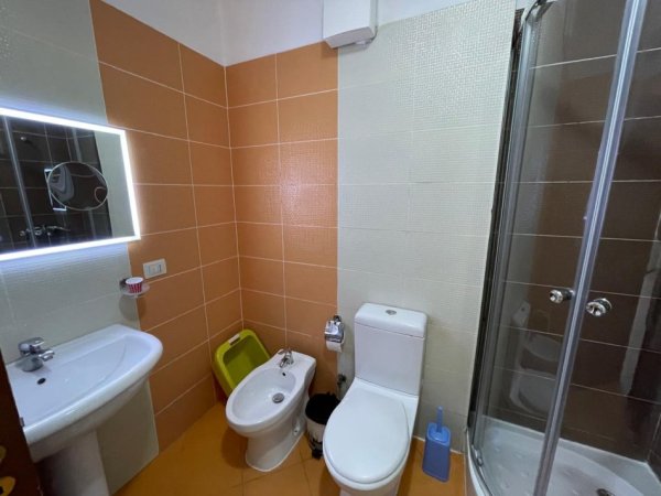 Tirane, jepet me qera apartament 1+1 Kati 4, 65 m² 500 € (Spaku)