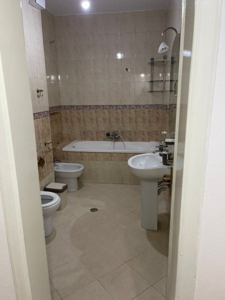 Tirane, jepet me qera apartament 2+1+Ballkon Kati 4, 109 m² 720 € (Hasan Alla)