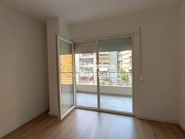 Tirane, jap me qera apartament 1+1 Kati 2, 70 m² 600 € (Komuna e Parisit)