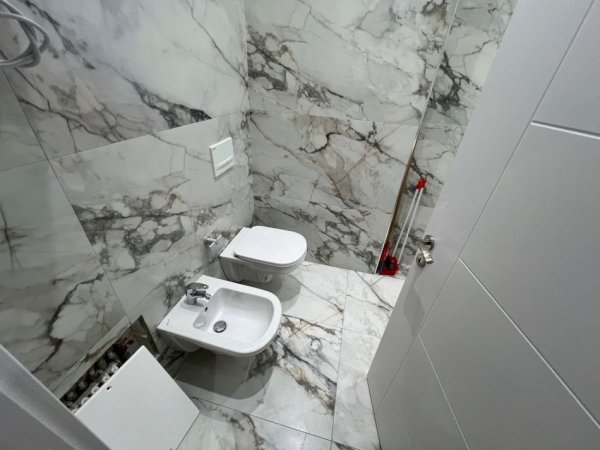 Tirane, jepet me qera apartament 1+1+Ballkon Kati 2, 65 m² 500 € (Rruga 5 Maj (Pallat i vitit 2025))