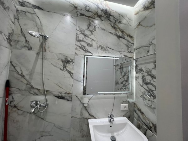 Tirane, jepet me qera apartament 1+1+Ballkon Kati 2, 65 m² 500 € (Rruga 5 Maj (Pallat i vitit 2025))