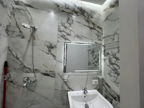 Tirane, jepet me qera apartament 1+1+Ballkon Kati 2, 65 m² 500 € (Rruga 5 Maj (Pallat i vitit 2025))