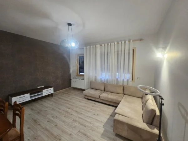 Tirane, jepet me qera apartament 2+1 Kati 1, 110 m² 650 € (Fuat Toptani)
