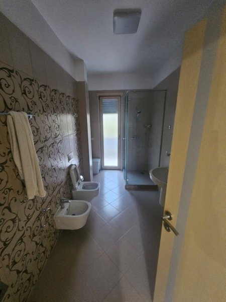 Tirane, jepet me qera apartament 2+1 Kati 1, 110 m² 650 € (Fuat Toptani)