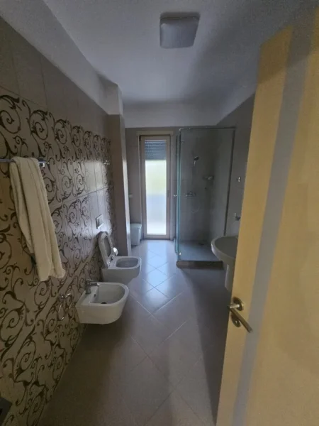 Tirane, jepet me qera apartament 2+1 Kati 1, 110 m² 650 € (Fuat Toptani)
