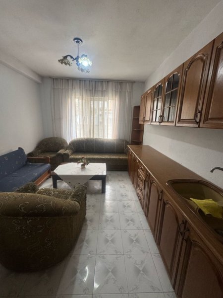Tirane, jepet me qera apartament 1+1 Kati 1, 400 € 