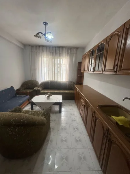 Tirane, jepet me qera apartament 1+1 Kati 1, 400 € 