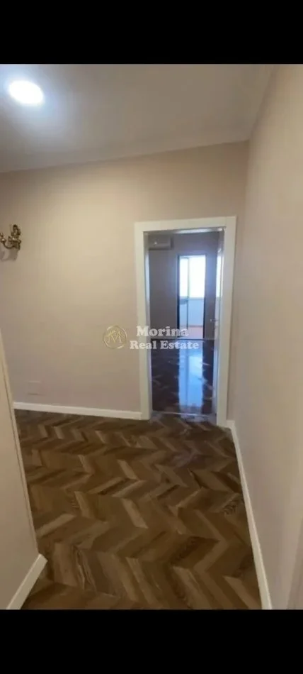 Tirane, jepet me qera ambjent biznesi Kati 2, 105 m² 600 € (Medreseja)