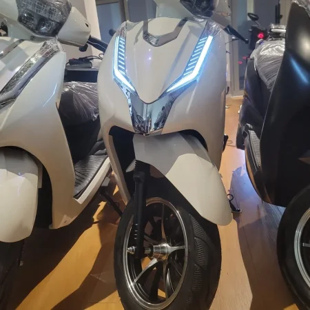 Tirane, shes motor Motorr , e bardhë 1.700 €