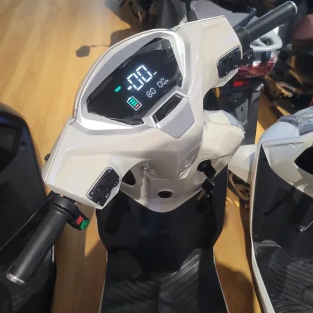 Tirane, shes motor Motorr , e bardhë 1.700 €