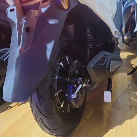 Tirane, shes motor Motorr , e bardhë 1.700 €