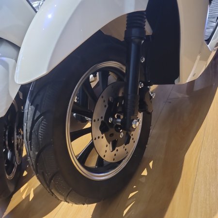 Tirane, shes motor Motorr , e bardhë 1.700 €