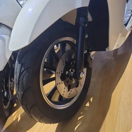 Tirane, shes motor Motorr , e bardhë 1.700 €