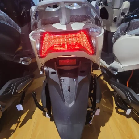 Tirane, shes motor Motorr , e bardhë 1.700 €