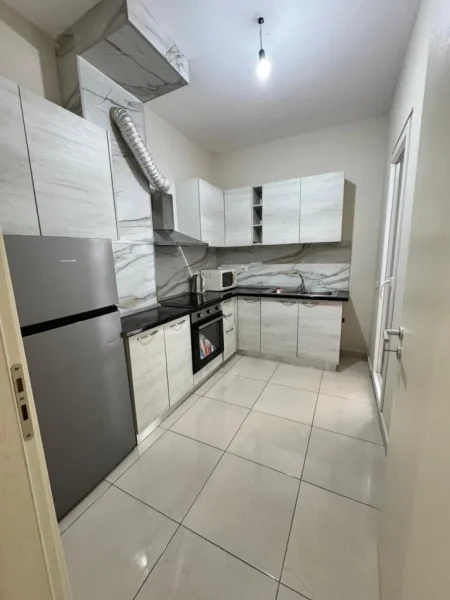 Tirane, jepet me qera apartament 2+1+Ballkon Kati 3, 100 m² 650 € 