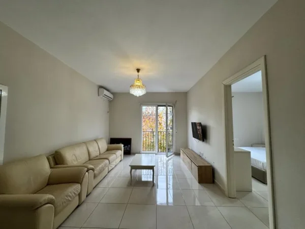 Tirane, jepet me qera apartament 2+1+Ballkon Kati 3, 100 m² 650 € 