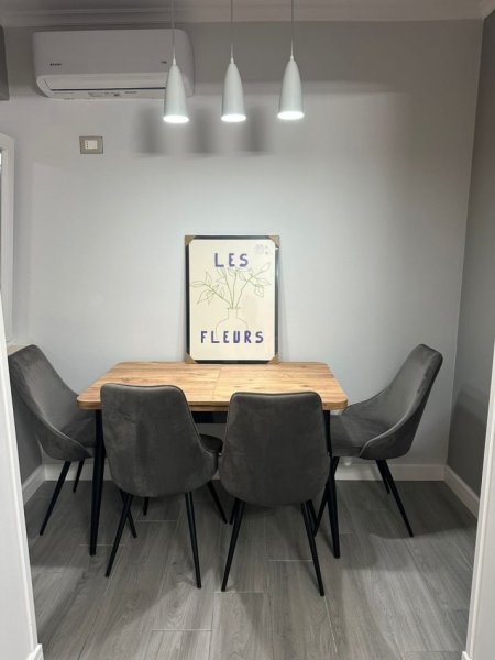 Tirane, jepet me qera apartament 1+1 Kati 1, 59 m² 600 € (pazari i ri)