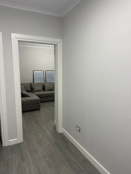 Tirane, jepet me qera apartament 1+1 Kati 1, 59 m² 600 € (pazari i ri)