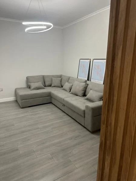 Tirane, jepet me qera apartament 1+1 Kati 1, 59 m² 600 € (pazari i ri)