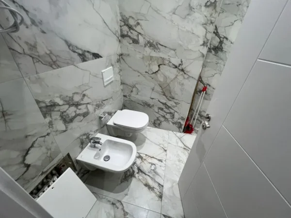 Tirane, jepet me qera apartament 1+1+Ballkon Kati 2, 65 m² 500 € 