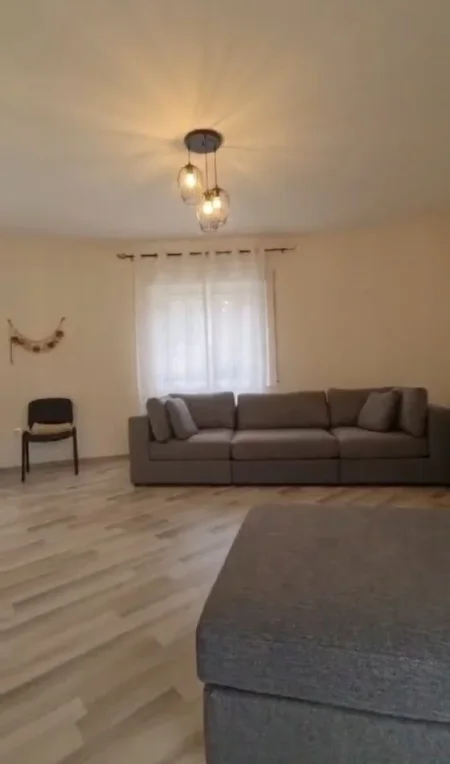 Tirane, jepet me qera apartament 1+1 Kati 1, 350 € 