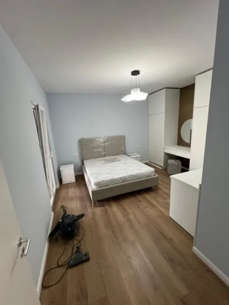 Tirane, jepet me qera apartament 1+1+Ballkon Kati 8, 68 m² 750 € (Rruga Hysni Gerbolli)