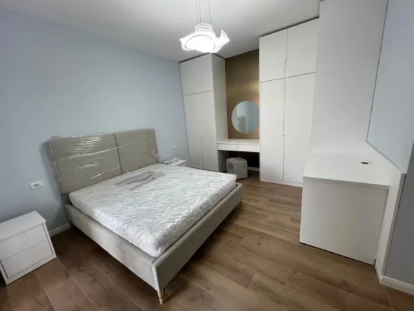 Tirane, jepet me qera apartament 1+1+Ballkon Kati 8, 68 m² 750 € (Rruga Hysni Gerbolli)