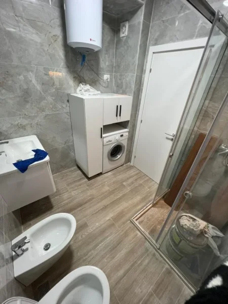 Tirane, jepet me qera apartament 1+1+Ballkon Kati 8, 68 m² 750 € (Rruga Hysni Gerbolli)