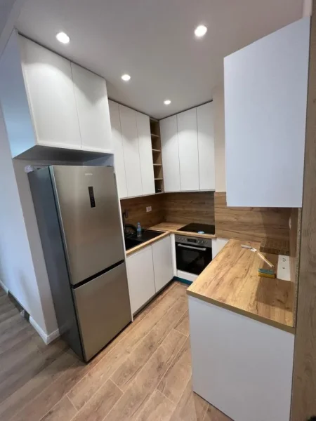 Tirane, jepet me qera apartament 1+1+Ballkon Kati 8, 68 m² 750 € (Rruga Hysni Gerbolli)