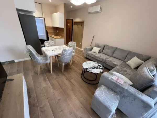 Tirane, jepet me qera apartament 1+1+Ballkon Kati 8, 68 m² 750 € (Rruga Hysni Gerbolli)