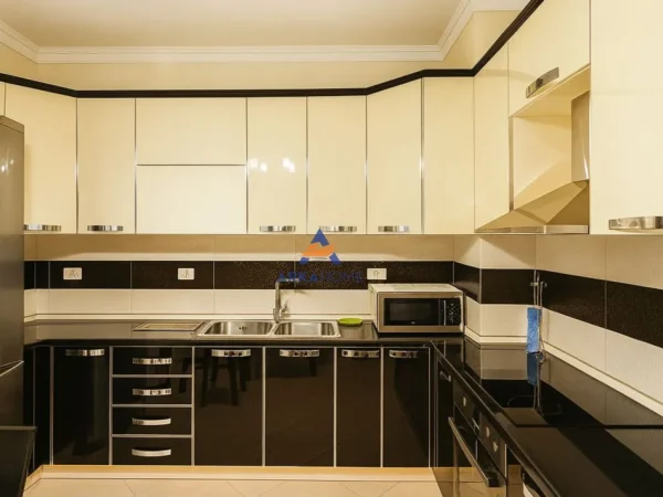 Tirane, jepet me qera apartament 2+1+Ballkon Kati 9, 96 m² 550 € 