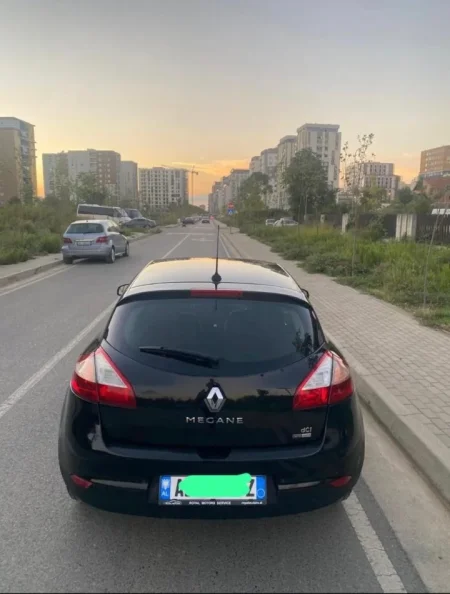 Tirane, shitet makine Renault Megan (Limited Edition) Nafte, e zeze automatik Klima 200.000 km 4.600 €