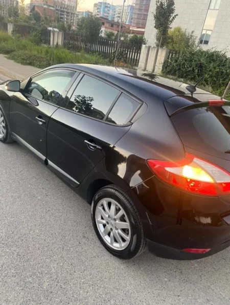 Tirane, shitet makine Renault Megan (Limited Edition) Nafte, e zeze automatik Klima 200.000 km 4.600 €
