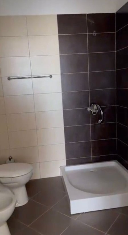 Tirane, jepet me qera apartament 2+1+Ballkon Kati 8, 95 m² 450 € (Bar Artisti)