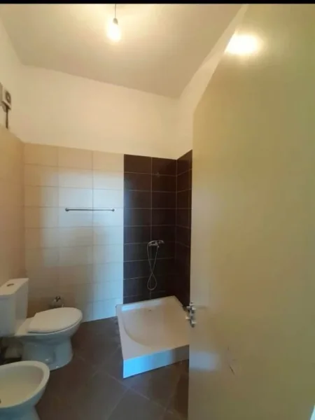 Tirane, jepet me qera apartament 2+1+Ballkon Kati 8, 95 m² 450 € (Bar Artisti)