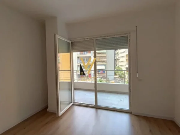 Tirane, jepet me qera zyre Kati 2, 60 m² 600 € (KOMUNA E PARISIT)