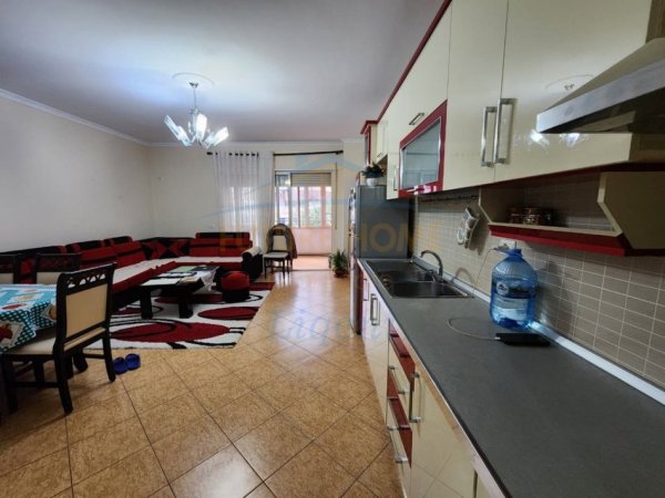 Tirane, shitet apartament 2+1+Ballkon Kati 1, 92 m² 230.000 € (KOPSHTI ZOOLOGJIK)