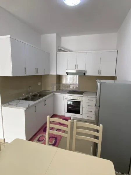 Tirane, jepet me qera apartament 1+1+Aneks+Ballkon Kati 8, 72 m² 400 € (Astir tek pallatet fratari)
