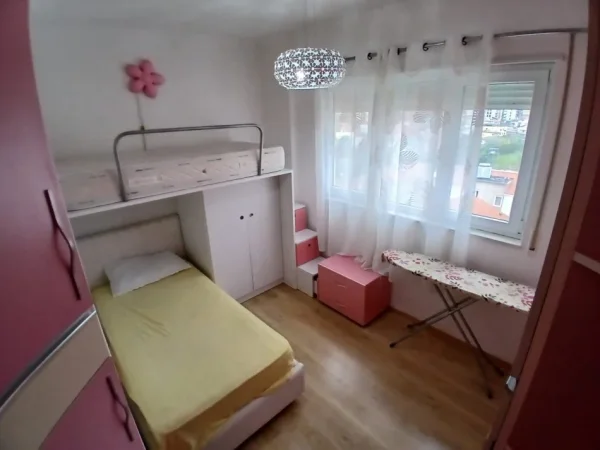 Tirane, jepet me qera apartament 2+1+Ballkon Kati 6, 90 m² 550 € (Ali Demi , prane burgut te grave)