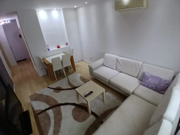 Tirane, jepet me qera apartament 2+1+Ballkon Kati 6, 90 m² 550 € (Ali Demi , prane burgut te grave)