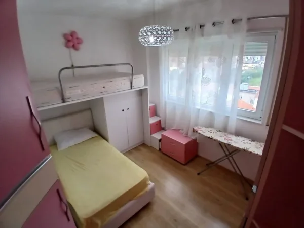 Tirane, jepet me qera apartament 2+1+Ballkon Kati 6, 90 m² 550 € (Ali Demi , prane burgut te grave)