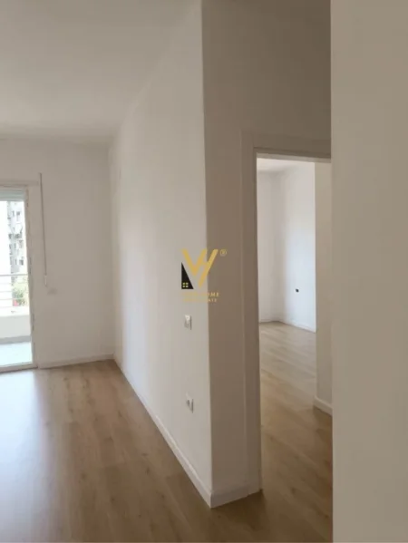 Tirane, jepet me qera apartament 1+1+Ballkon Kati 2, 60 m² 600 € (KOMUNA E PARISIT)