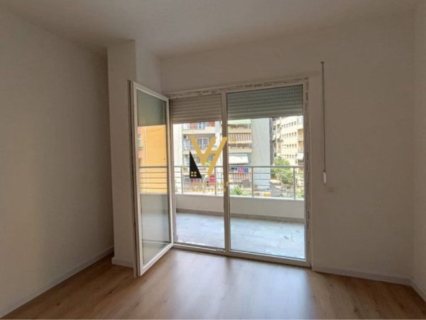 Tirane, jepet me qera apartament 1+1+Ballkon Kati 2, 60 m² 600 € (KOMUNA E PARISIT)