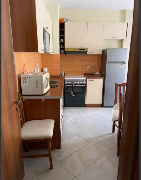 Tirane, jepet me qera apartament 1+1+Ballkon Kati 2, 55 m² 500 € (Rruga Haxhi Hysen Dalliu, prane Prokurorise ,prane Kmy)