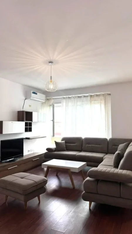 Jepet Apartamenti 2+1 me Qera Tek Kristal Center, KOMUNA PARISIT   650 €uro